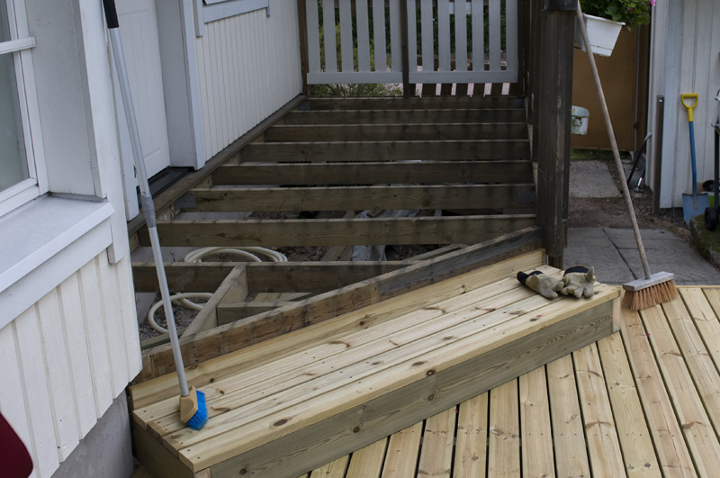 Terassi 37.jpg - loputkin yläterassin laudoista purettuna ja runko odottaa uutta puuta.